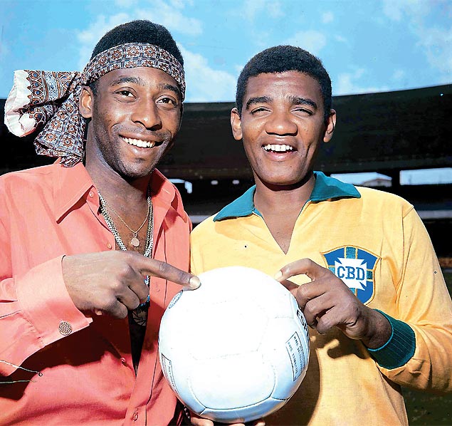 No auge da popularidade artstica, Wilson Simonal posa com Pel em estdio mexicano, durante a Copa do Mundo de 70