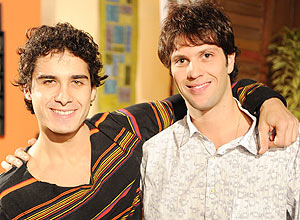 Julinho (Andr Arteche) e Osmar (Gustavo Leo) eram par romntico na trama; novela termina sem beijo