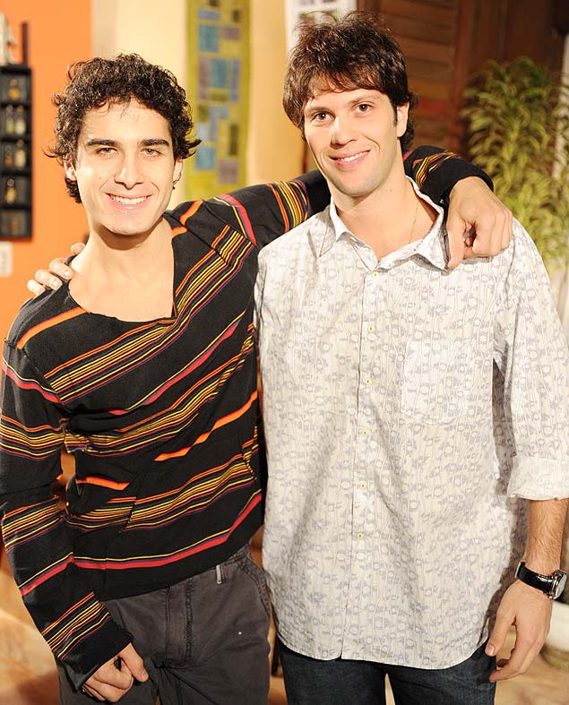 Osmar, interpretado por Gustavo Leo ( direita), que vai morrer antes de beijar o namorado Julinho (Andr Arteche)