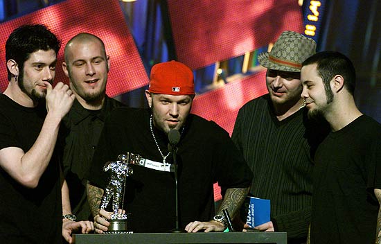 MTV Video Music Awards: A banda Limp Bizkit recebe o prêmio de Clipe de Rock no MTV VMA, em Nova York. The band Limp Bizkit accepts the award in the Best Rock Video category for "Significant Other" at the MTV Video Music Awards in New York on September 7, 2000. REUTERS/Jeff Christensen