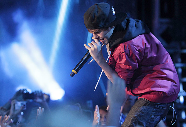 O cantor canadense Justin Bieber, 16, que ter biografia no autorizada lanada no pas