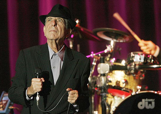 Texto: Canadian singer-songwriter Leonard Cohen performs at the 42nd Montreux Jazz Festival July 8, 2008. REUTERS/Denis Balibouse (SWITZERLAND)