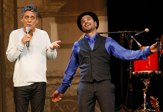 Chico Buarque (à esq.) e Diogo Nogueira, em show de gravação do DVD, "Sou Eu", no Rio de Janeiro, em 2010
