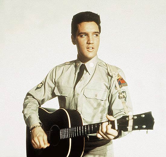 O cantor Elvis Presley em foto de 1956