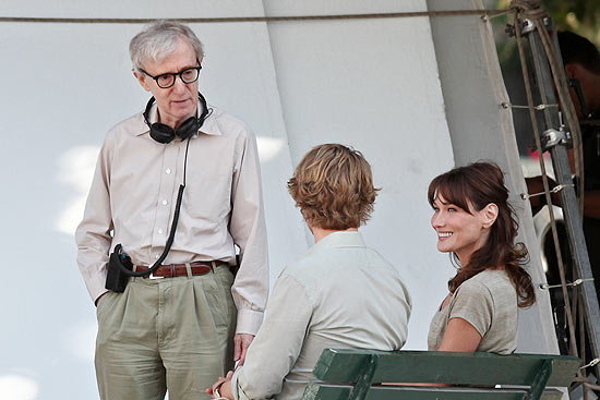 Woody Allen (de p) orienta o ator Owen Wilson (de costas) e a primeira-dama da Frana, Carla Bruni-Sarkozy