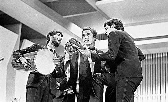Ao lado do grupo MPB-4, Chico Buarque defende &quot;Roda Viva&quot; na final do festival de 1967, exibido pela TV Record; a cano ficou em terceiro lugar