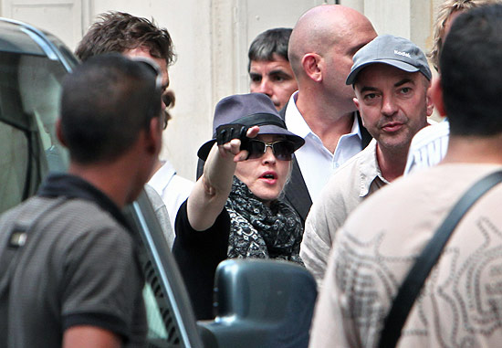 Em Paris, Madonna comanda equipe durante filmagens de "W.E.", seu segundo trabalho como diretora