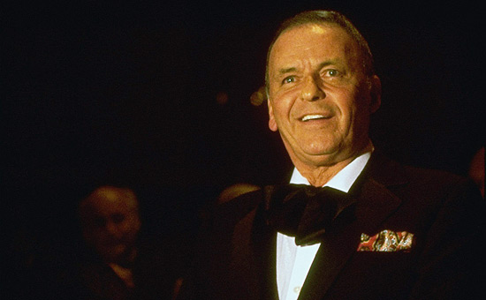 Cantor Frank Sinatra tomava 12 banhos por dia
