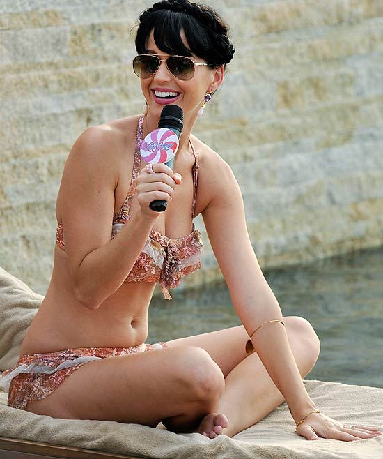 American singer Katy Perry, who is in Singapore for the open-air music festival Singfest 2010, holds a media conference in the pool of the Marina Bay Sands SkyPark, August 2, 2010. Picture taken August 2, 2010. REUTERS/Mugilan Rajasegeran/The Straits Times/Handout (SINGAPORE - Tags: ENTERTAINMENT) NO SALES. NO ARCHIVES. FOR EDITORIAL USE ONLY. NOT FOR SALE FOR MARKETING OR ADVERTISING CAMPAIGNS. SINGAPORE OUT. NO COMMERCIAL OR EDITORIAL SALES IN SINGAPORE