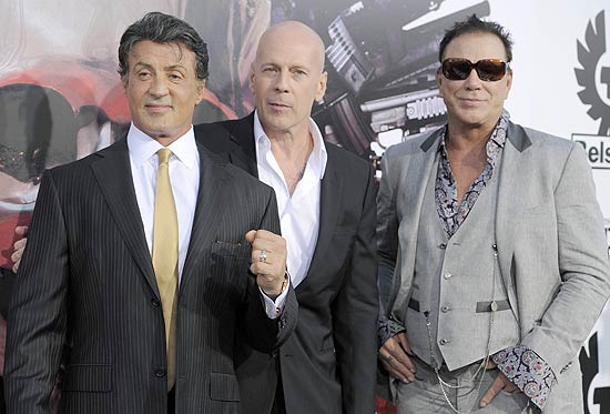 Sylvester Stallone (à esq.), Bruce Willis e Mickey Rourke (à dir.) no lançamento de "Os Mercenários" em Los Angeles