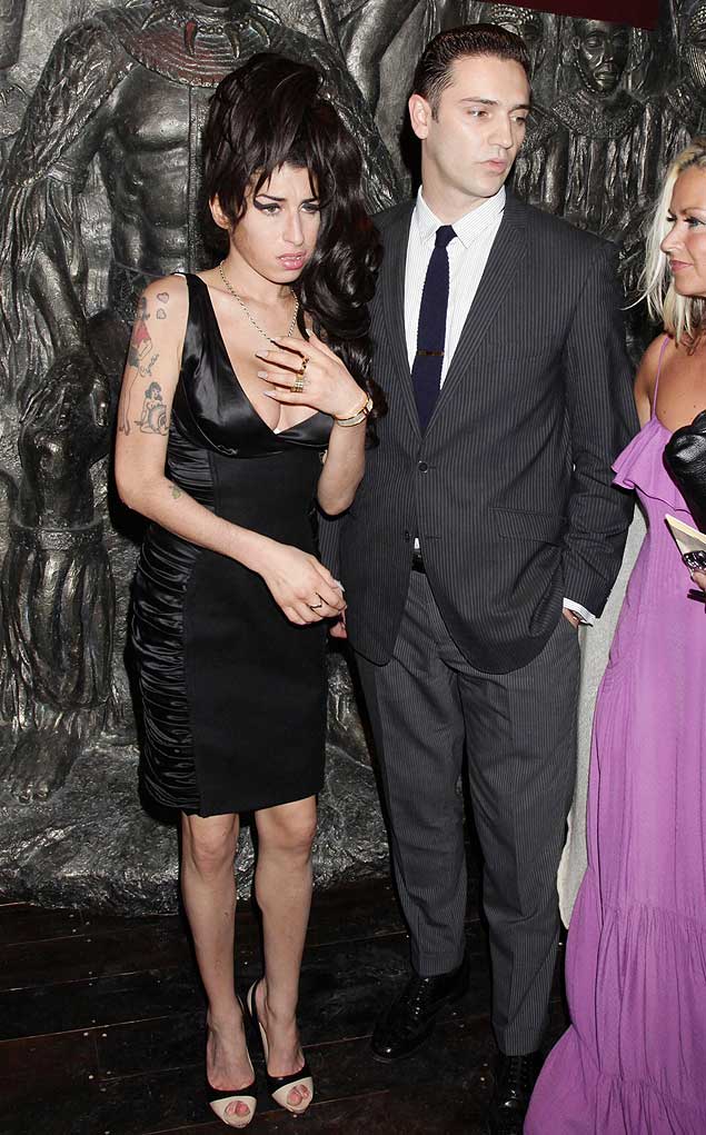 Amy Winehouse com seu namorado, Reg Travis, em evento em Londres em agosto de 2010