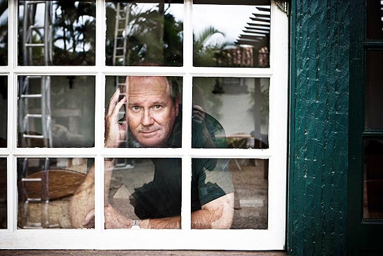 O escritor William Boyd, que lana dois livros, na janela da pousada Marquesa, em Paraty