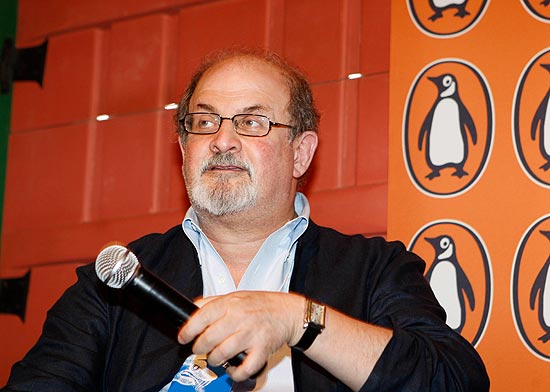 O escritor Salman Rushdie