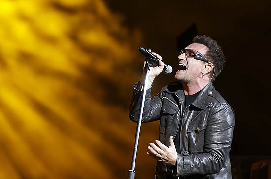 O vocalista do U2, Bono Vox, que voltou aos palcos aps uma cirurgia de emergncia, em show na cidade de Turim