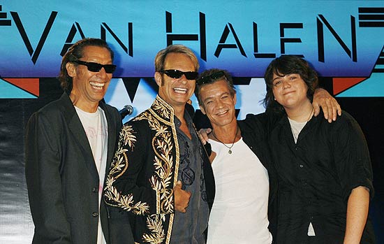 De esquerda para direita, Alex Van Halen, David Lee Roth, Eddie Van Halen e Wolfgang Van Halen