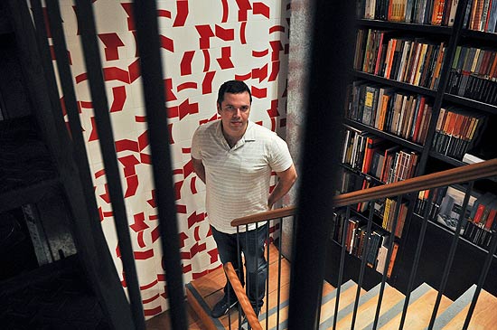 Joo Emanuel Carneiro, autor de "A Cura" e "A Favorita", em livraria de Ipanema, na zona sul do Rio de Janeiro
