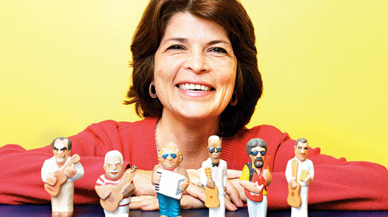 A superintendente do Ecad, Glria Braga, na sede do rgo, com bonecos que representam cantores da msica brasileira