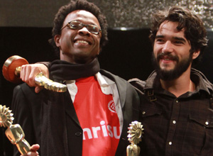 Jeferson De ( esq.) e Caio Brat ( dir.) receberam os prmios de melhor diretor e melhor ator por "Brder", na 38 edio do Festival de Gramado 