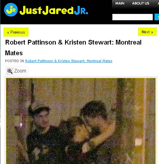 Robert Pattinson e Kristen Stewart trocam carinhos na porta de hotel no Canad