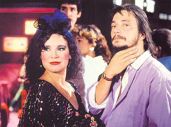 Porcina (Regina Duarte) com Roberto Mathias (Fbio Jr.) em cena de &quot;Roque Santeiro&quot;