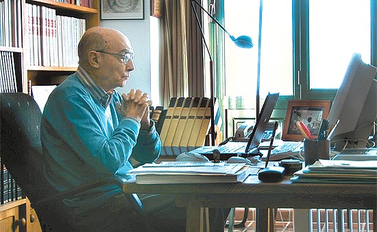 O escritor Jos Saramago (1922-2010) olha compenetrado para o computador durante jogo de pacincia em "Jos e Pilar"