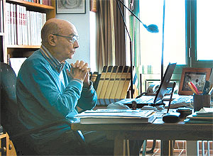 O escritor Jos Saramago (1922-2010) olha compenetrado para o computador durante jogo de pacincia em cena de "Jos e Pilar"