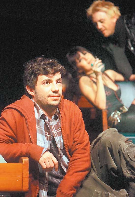 Rafael Primot (à frente) encena a peça "Inverno da Luz Vermelha" com Marjorie Estiano e Andre Frateschi