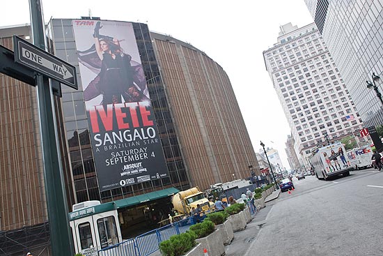 Pster de Ivete Sangalo  aberto na fachada da casa de shows Madison Square Garden