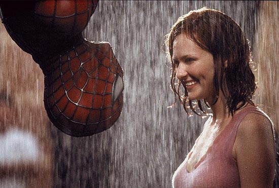 Texto: Cinema: os atores Tobey Maguire e Kirsten Dunst em cena do filme "Homem-Aranha". TO GO WITH STORY TITLED SPIDER MAN--(Left to right) Tobey Maguire and Kirsten Dunst star in Columbia Pictures action adventure "Spider-Man." (AP Photo/ Doug Hyun)
