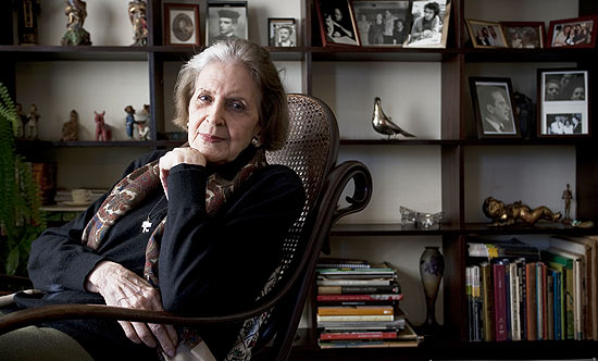 A autora Lygia Fagundes Telles,que completa 88 anos, em sua casa em São Paulo