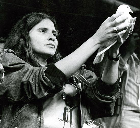 Musa da campanha das Diretas-J, a cantora Faf de Belm participa de comcio na praa da S, em SP, em junho de 1984