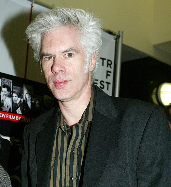 Texto: Director Jim Jarmusch arrives at the Tribeca Film Festival premiere of his film "Coffee and Cigarettes," Wednesday, May 5, 2004, in New York. (AP Photo/Diane Bondareff)