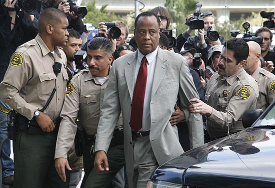 O mdico do cantor Michael Jackson, Conrad Murray, chega a corte de Los Angeles em fevereiro passado