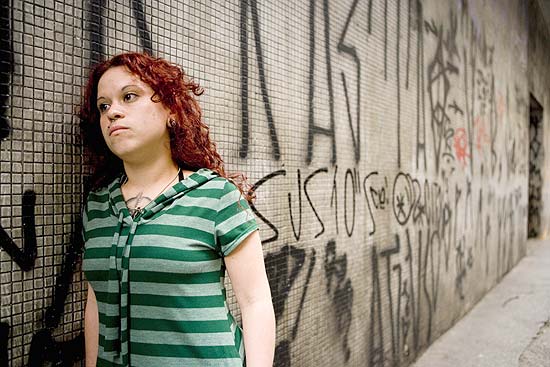 Caroline Pivetta, presa em 2008 por pichar o prdio da Bienal, que participa de mostra na rua
