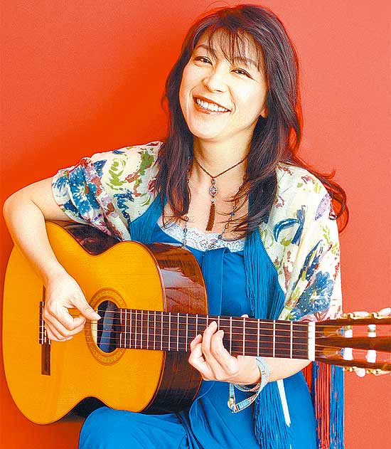 A cantora Lisa Ono, cujo CD "sia"  cantado em sete idiomas