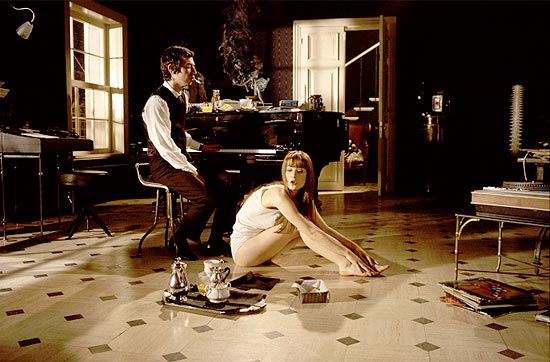 Cena de "Gainsbourg", Vie Heroque "mostra o msico e Jane Birkin, sua terceira mulher