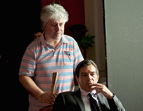 Pedro Almodvar e Antonio Banderas no set de filmagem do novo longa do diretor