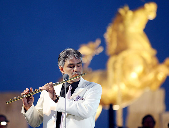 O tenor italiano Andrea Bocelli fez 54 anos