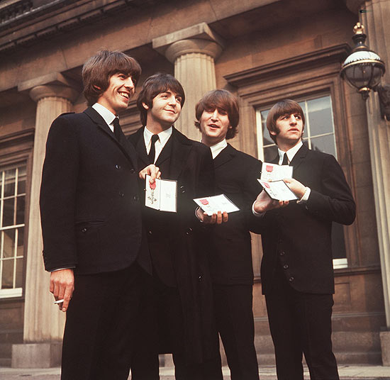 Texto: FILE-- Msica - integrantes dos Beatles em frente ao Palcio de Buckingham, em Londres (Inglaterra). The Beatles, from left to right, George Harrison, Paul McCartney, John Lennon, and Ringo Starr, are photographed in the forecourt of London's Buckingham Palace after receiving their Member of the British Empire (MBE) awards in this Oct. 26, 1965 file photo. Harrison died Thursday Nov. 29, 2001, a longtime family friend said. He was 58. (AP Photo/PA) UNITED KINGDOM OUT NO SALES MAGAZINES OUT