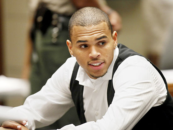 Chris Brown comparece a uma das audiências de acompanhamento de sua liberdade condicional, em agosto de 2010