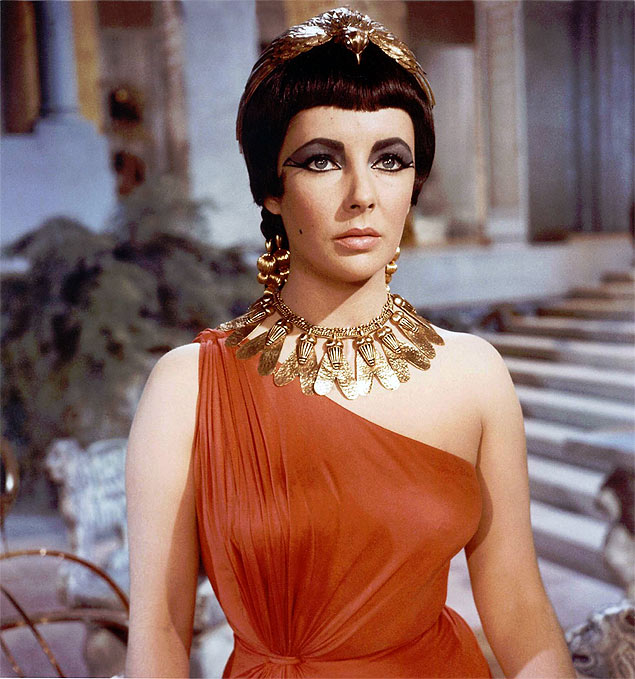 Elizabeth Taylor no papel de Cleópatra em versão para o cinema em 1963