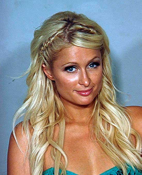 Paris Hilton posa para foto feita pela polícia após prisão em Las Vegas por posse de cocaína