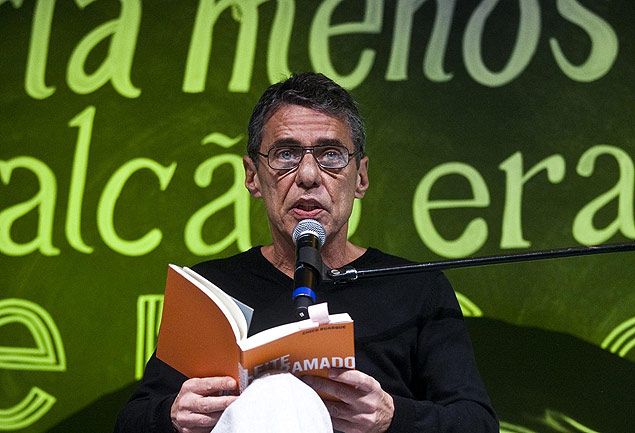 O cantor e escritor Chico Buarque lê trecho de &quot;Leite Derramado&quot; durante a Flip de 2009