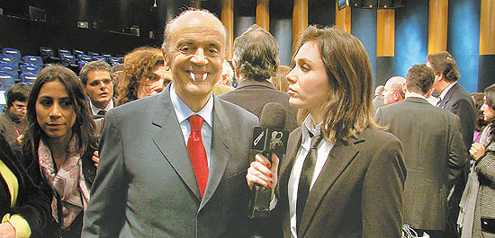 O candidato do PSDB  Presidncia Jos Serra, com dentes de vampiro inseridos por computador do programa "CQC", da Bandeirantes, na segunda