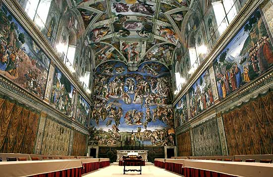 Capela Sistina, no Vaticano; afrescos de Michelangelo podem ser vistos pelo site dos Museus Vaticanos 