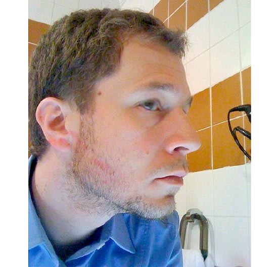 Foto publicada por Tiago Leifert no Twitter mostra manchas de batom em seu rosto