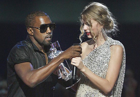 Kanye West retira o microfone da cantora country Taylor Swift durante premiao do VMA em 2009