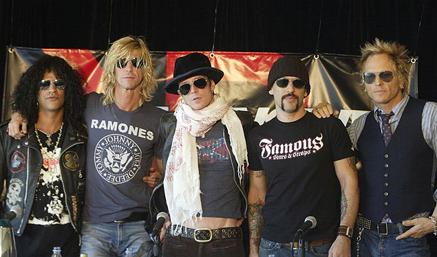 A partir da esquerda: Slash, Duff McKagan, Scott Weiland, Dave Kushner e Matt Sorum, integrantes da banda Velvet Revolver