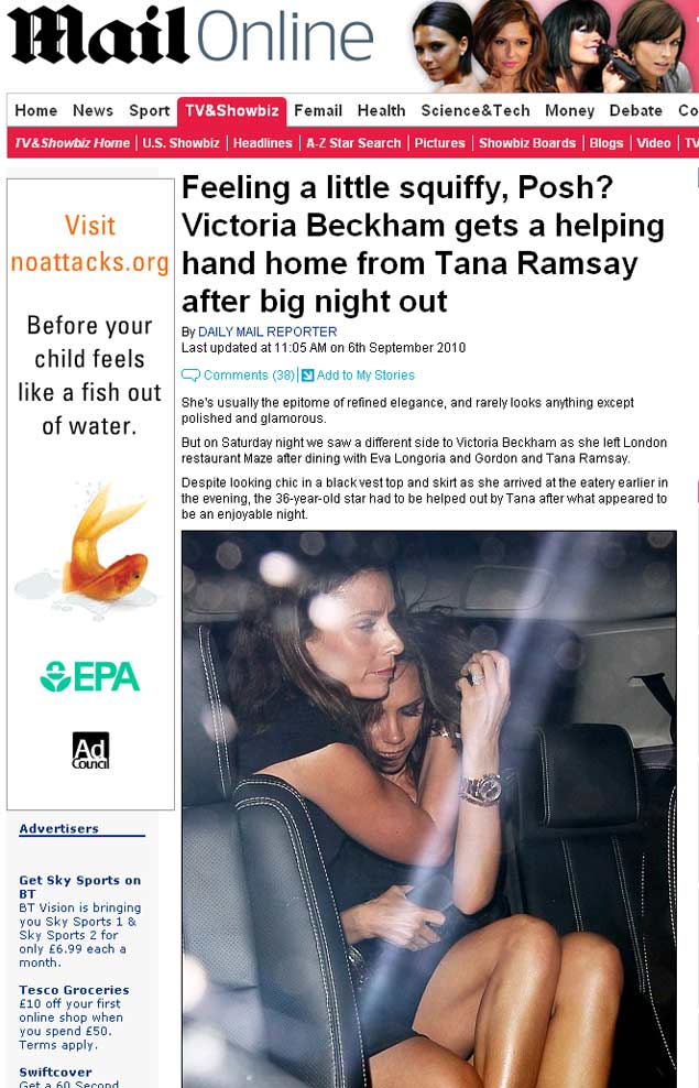 Victoria Beckham deixa restaurante acompanhada de amiga