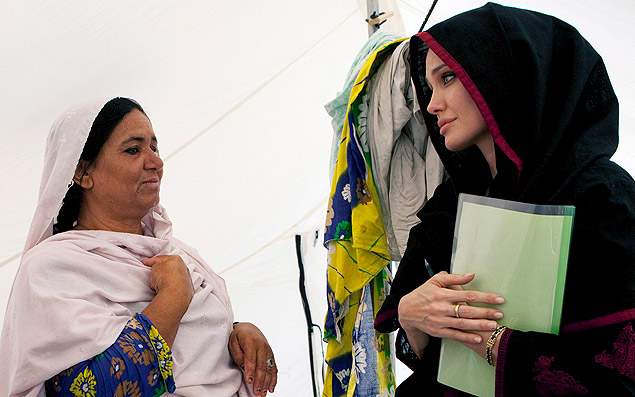 Angelina Jolie (dir.) visita o Paquisto e tenta atrair mais doaes internacionais aos 21 milhes afetados por catstrofe 